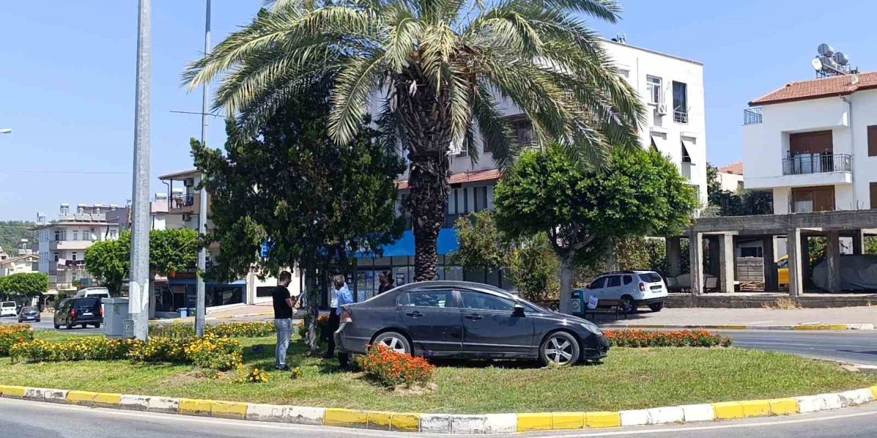 Kaza Yapan Otomobil Refüje Çıkarak Durabildi