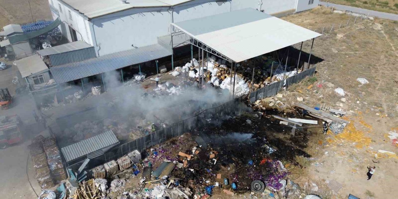 Karaman’da Geri Dönüşüm Tesisinde Yangın Çıktı
