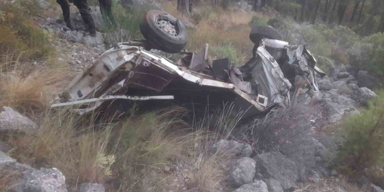 Küçükbaş Hayvan Yüklü Kamyonet Uçuruma Yuvarlandı: 1 Ölü