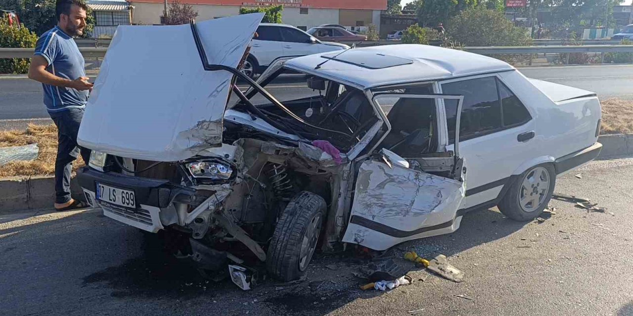 Hafif Ticari İle Çarpışıp Hurdaya Dönen Tofaş’taki 2 Kişi Yaralandı