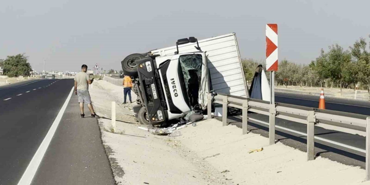 Bariyerlere Çarpan Kamyonet Yan Yattı: 1 Yaralı
