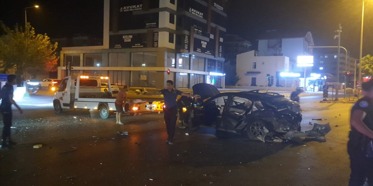 Kavşağa Çıkan Otomobili Adeta Biçti, Sürücü Araçtan Fırladı: 3 Yaralı