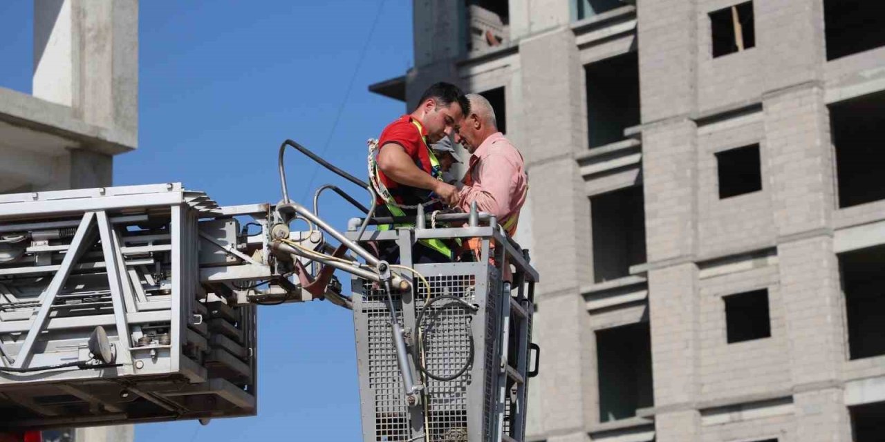 13. Katta İskelede Mahsur Kalan İşçileri İtfaiye Kurtardı