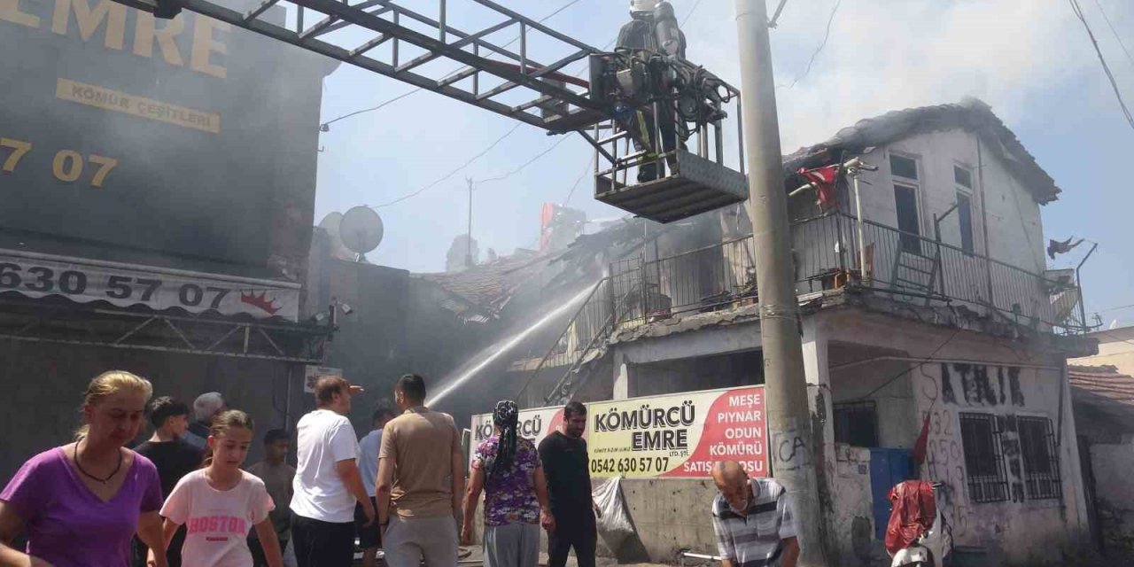 Kıbrıs Gazisi, Yeğeninin Yaktığı Evden Sadece Zarar Görmeyen Türk Bayrağını Alabildi