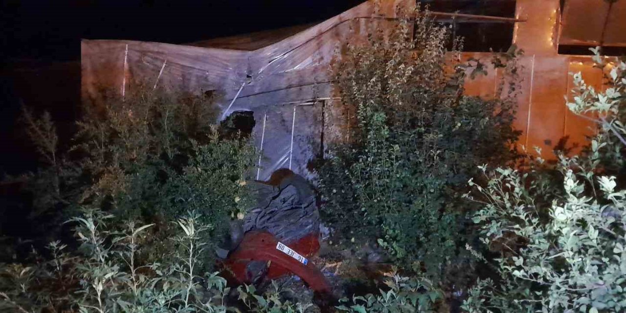 Yoldan Çıkan Otomobil Seraya Çarptı: 5 Yaralı