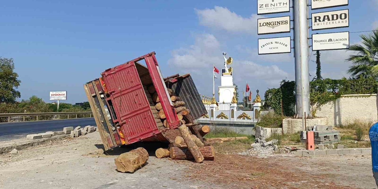 Lastiği Patlayan Tomruk Yüklü Kamyon Devrildi, Sürücü Kazayı Burnu Bile Kanamadan Atlattı