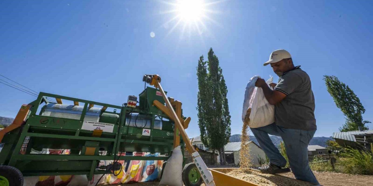 Mersin Büyükşehir Belediyesinden Üreticiye ‘tohum Eleme Makinesi’ Desteği