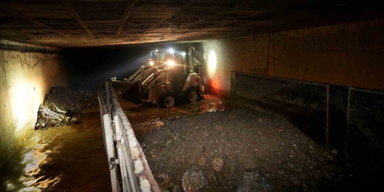 Alanya Belediyesi’nden Dere Temizleme Çalışması