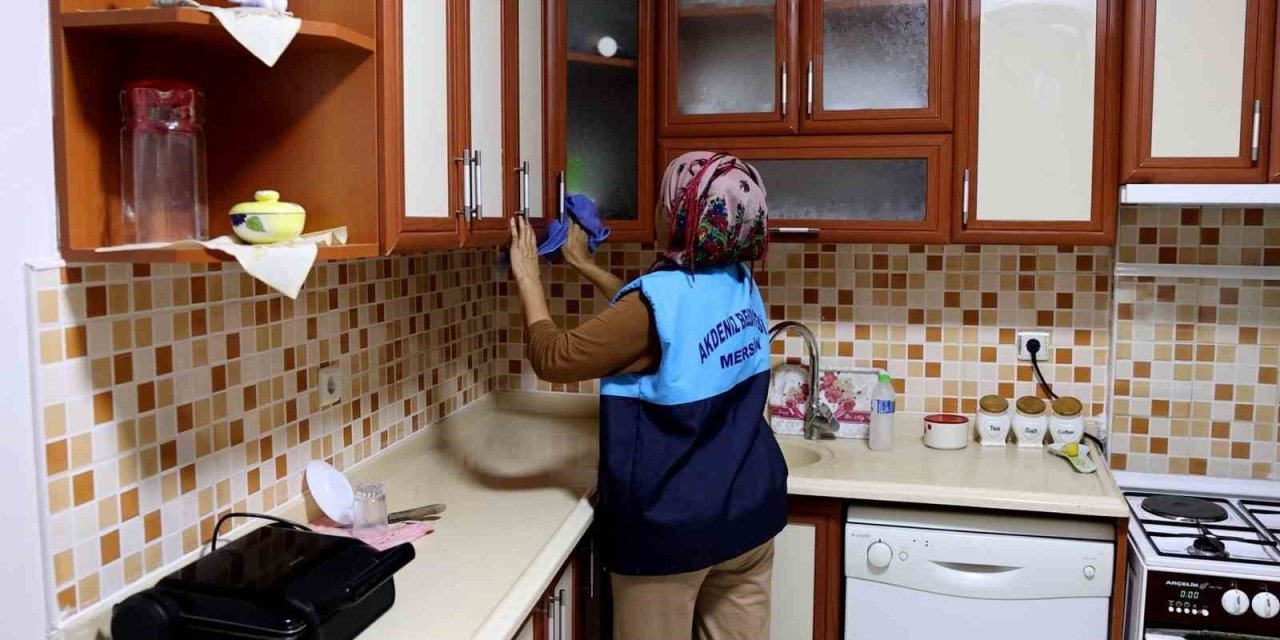 Akdeniz Belediyesinin Evde Temizlik Hizmeti Sürüyor