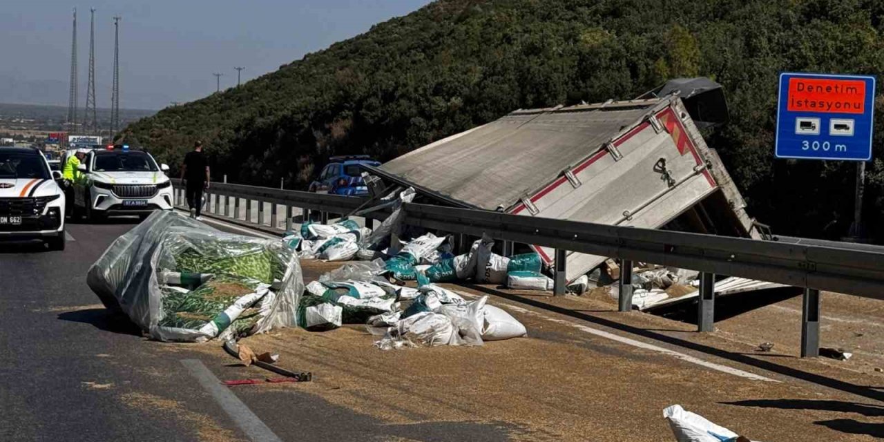 Antalya’da Tır Devrildi, Ortalık Savaş Alanına Döndü: Genç Sürücü Hayatını Kaybetti