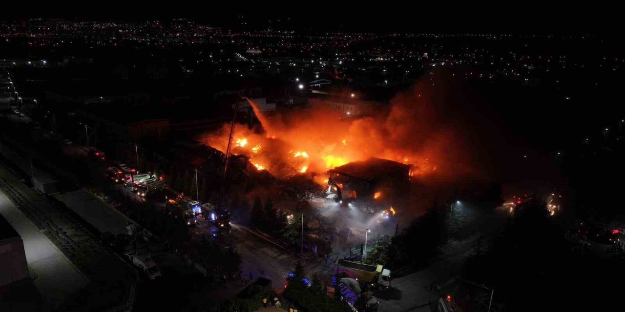 Niğde’deki Fabrika Yangınını Söndürme Çalışmaları Sürüyor