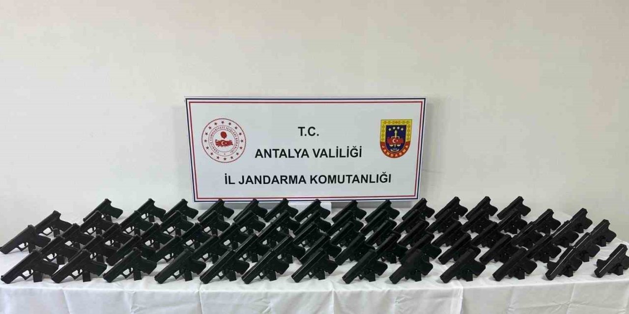 Kepez’de Kaçak Silah Operasyonu: 72 Tabanca Ele Geçirildi