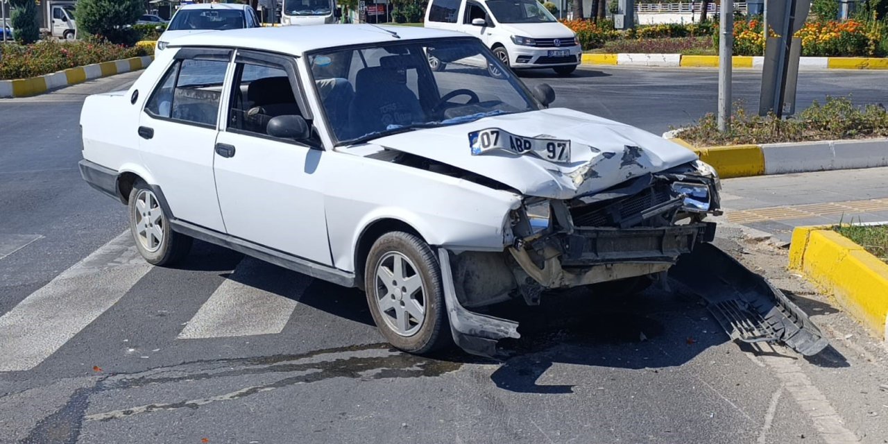 Manavgat’ta Tofaş Otomobille Çarpışan Motosikletli Ağır Yaralandı