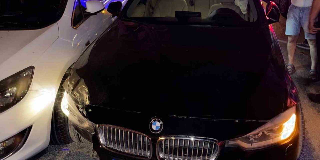 Emniyetin Karşı Sokağında 6 Araca Çarparak Zarar Verip Yaya Kaçtı