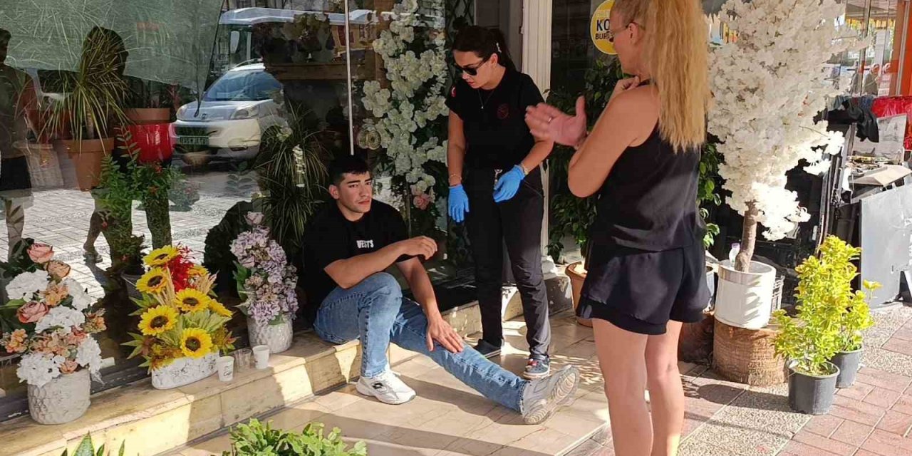 Ticari Taksiyle Çarpışan Motosiklet Savrulup Başka Bir Otomobile Çarptı: 1 Yaralı