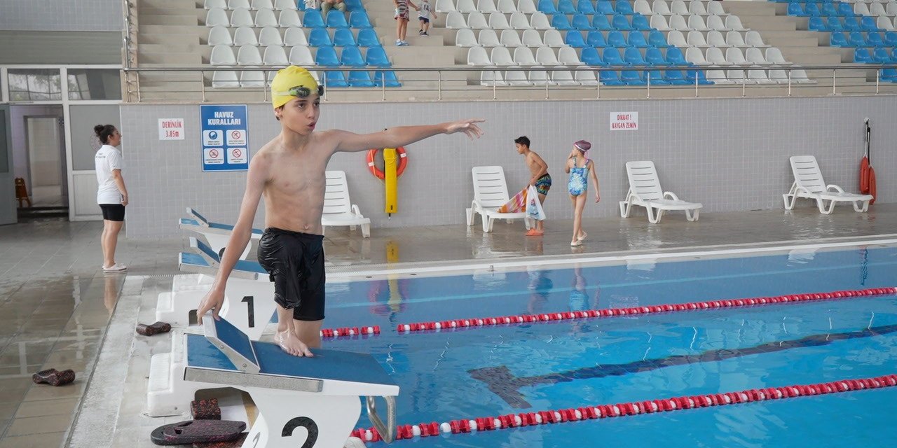 Ampute Sporcu Ahmet Yasin, Yüzme Tutkusuyla Engelleri Aşıyor