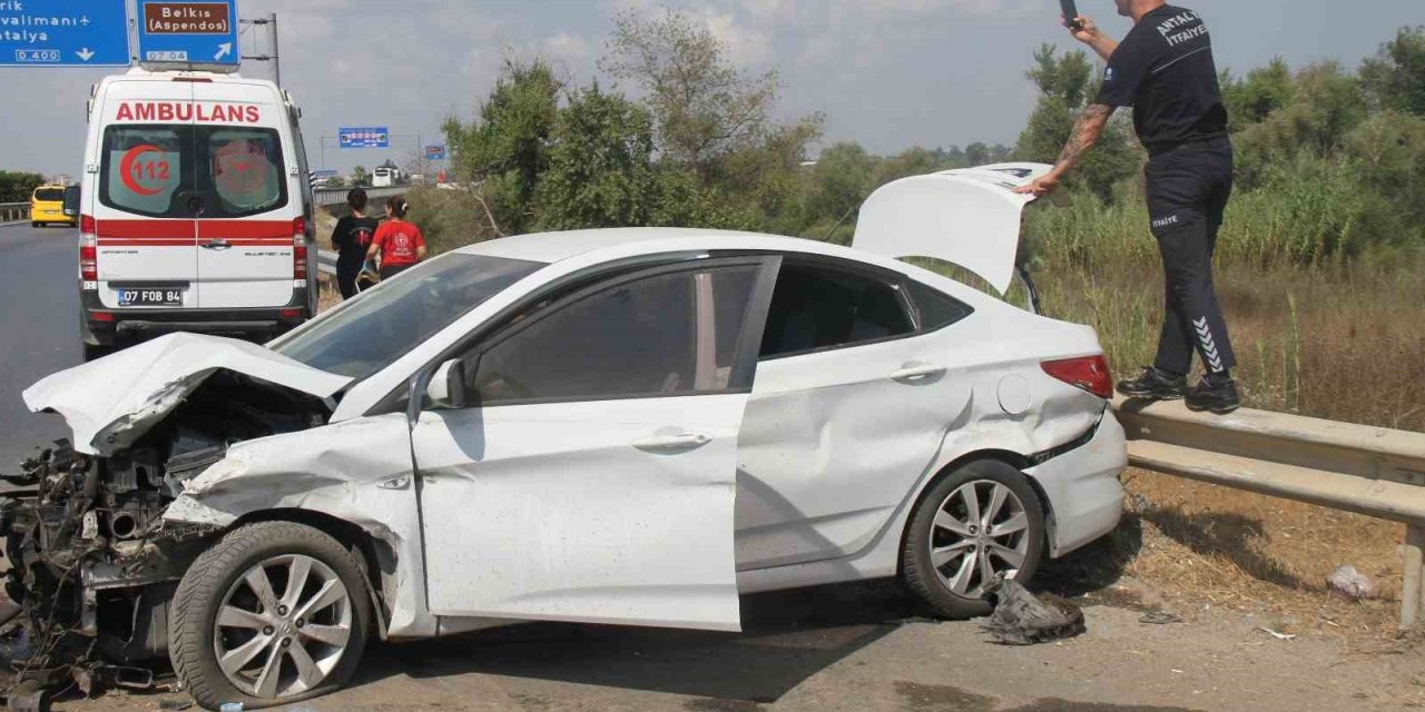 Otomobil Yol Kenarında Bariyerlere Çarptı: 2 Yaralı