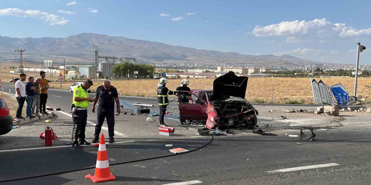 Niğde’de Refüje Çarpan Otomobil Alev Aldı: 1 Yaralı