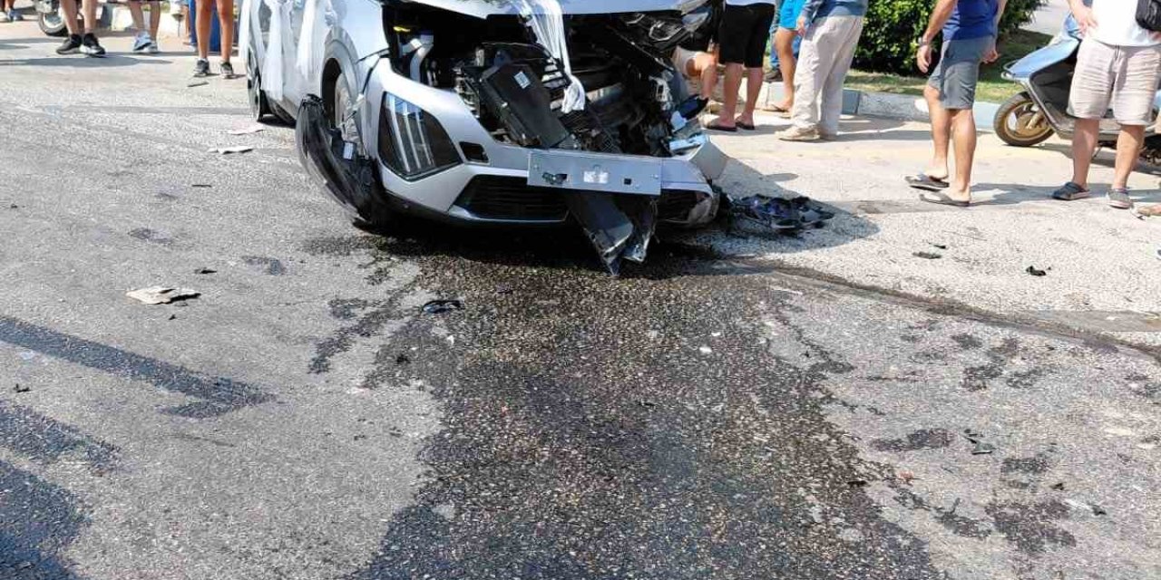 Kırmızı Işık İhlali Yapan Araç, Gelin Arabasıyla Çarpıştı: 1 Yaralı