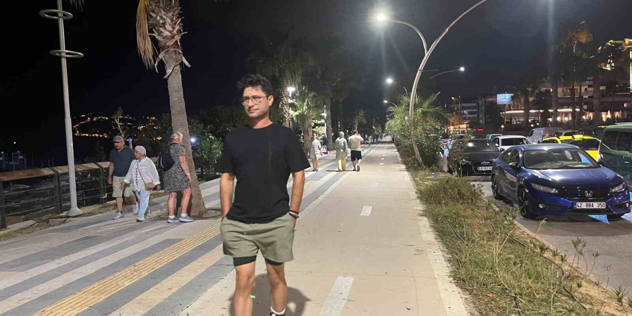 Alanya’da Sahilde Kaybolan Çocuk, Patenci Rus Kadın Sayesinde Bulundu