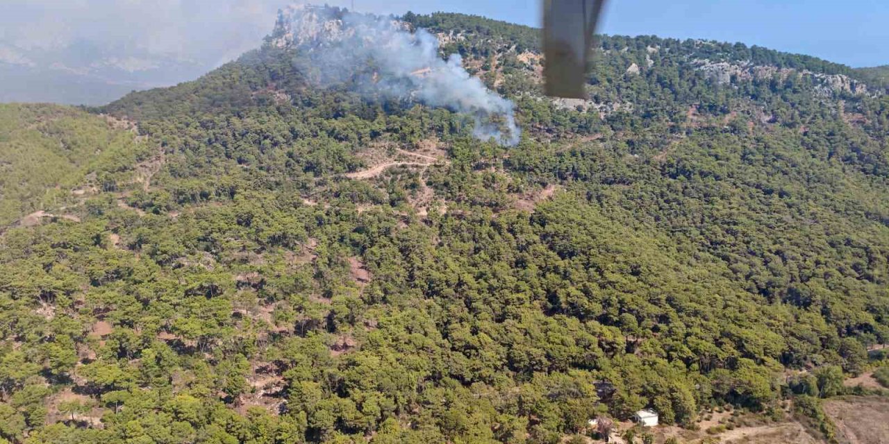 Kemer’de Ormanlık Alanda Çıkan Yangına Havadan Ve Karadan Müdahale