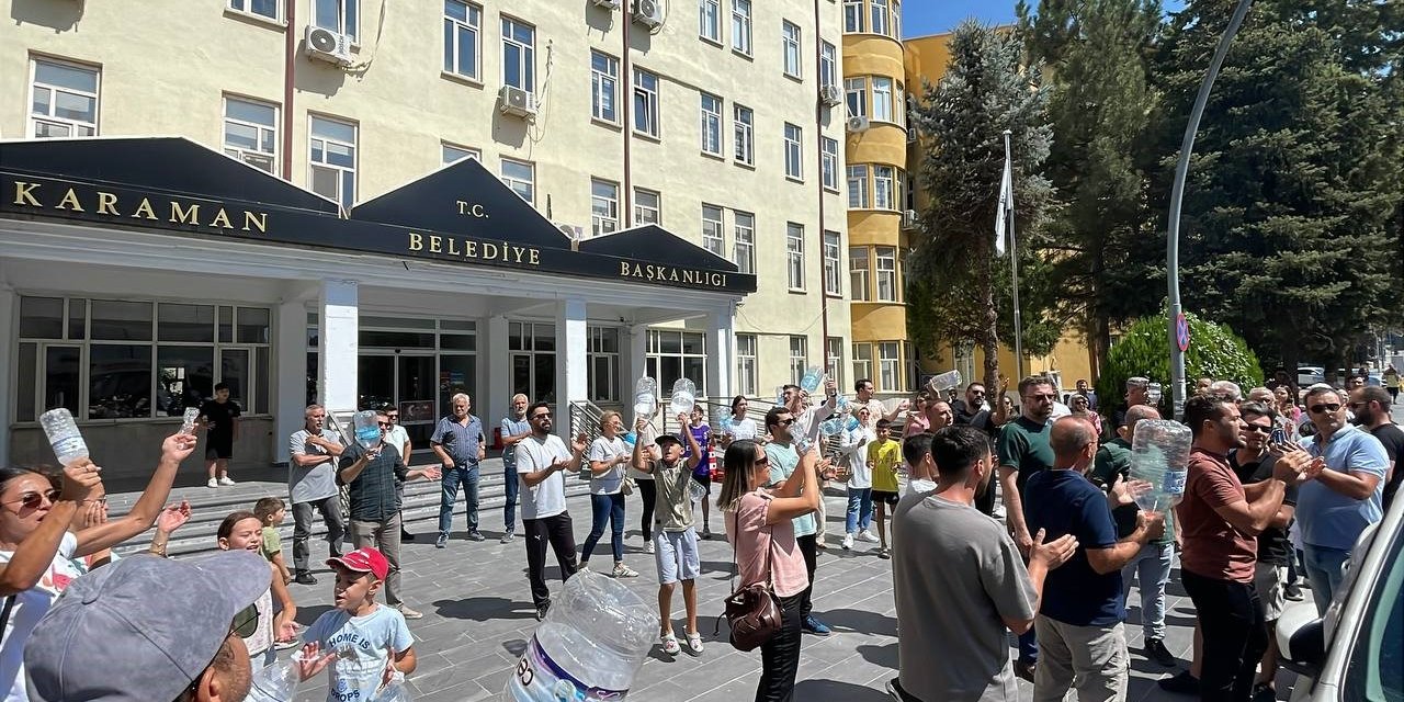 Karaman’da 3 Gündür Susuz Kalan Site Sakinleri Durumu Belediye Önünde Protesto Etti