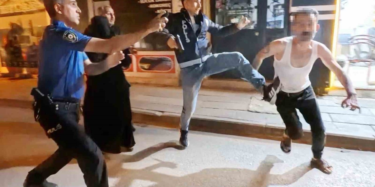 Kavgaya Müdahale Eden Polise Bıçak Ve Sandalyeli Saldırı: 2’si Polis 4 Yaralı