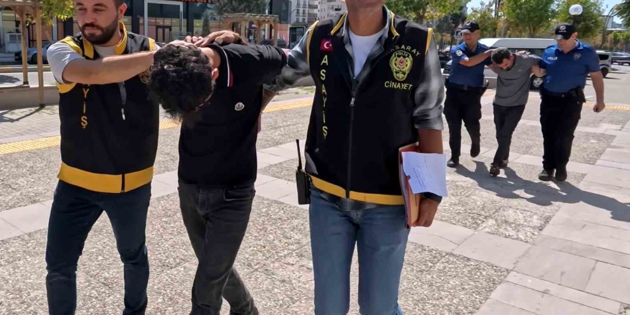 Aksaray’da 2’si Polis 4 Kişinin Yaralandığı Olayda Gözaltına Alınan Baba Ve Oğlu Serbest Kaldı