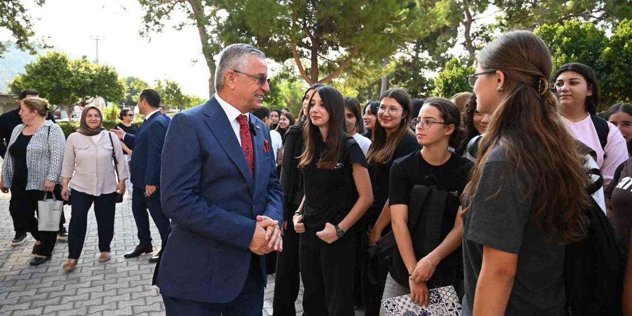 Kemer’de İlk Zil, Kitap Ve Kırtasiye Hediyesiyle Geldi