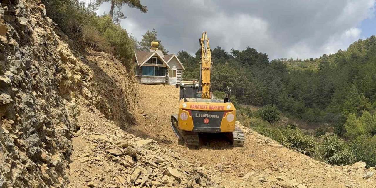 Tonlarca Ağırlıkta Olan Evini Eşyalarıyla Birlikte Rayların Üzerinden İş Makinesi Yardımıyla Yürütüp Tapulu Arazine Çekti