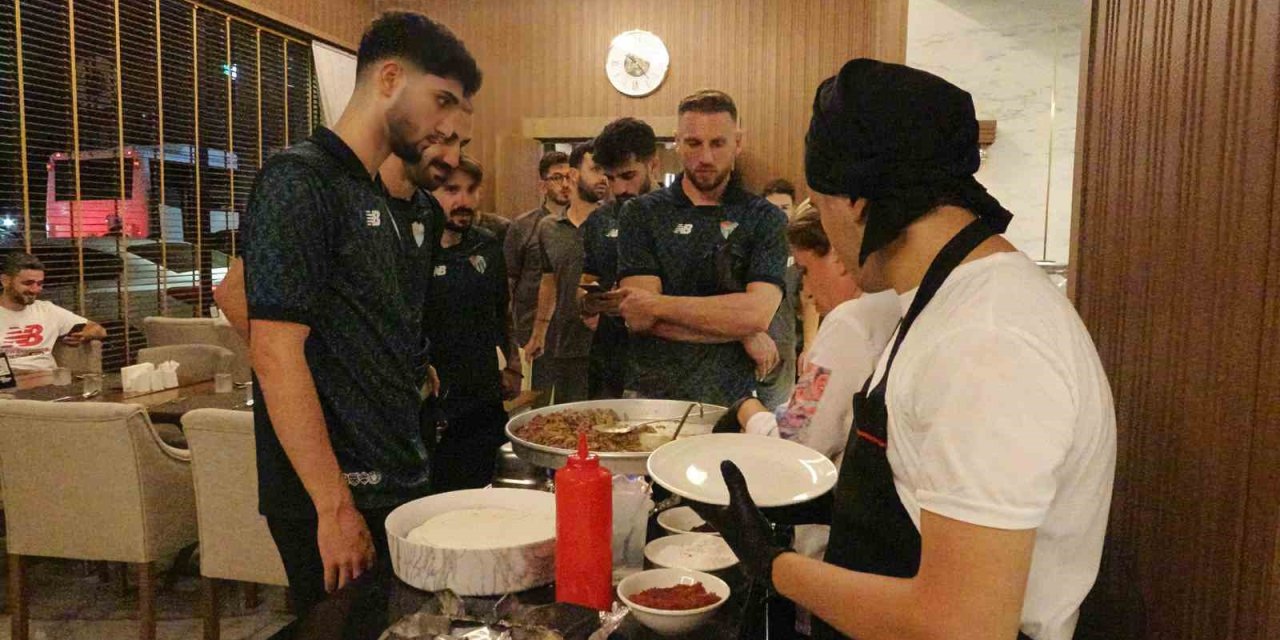 Bursasporlu Oyuncular Galibiyeti Tantuni Yiyerek Kutladı