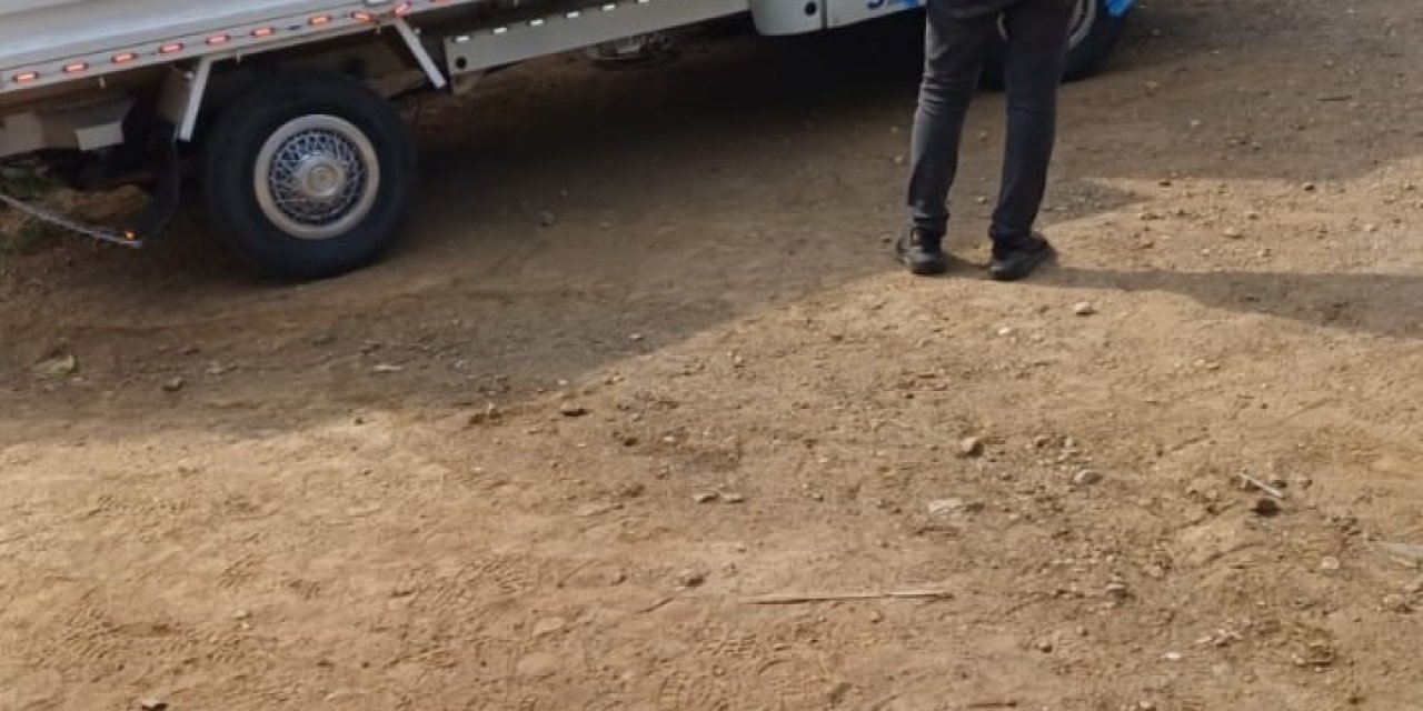 Lastiğini Tamir Ettiği Kamyonet İle Traktör Arasına Sıkışarak Hayatını Kaybetti