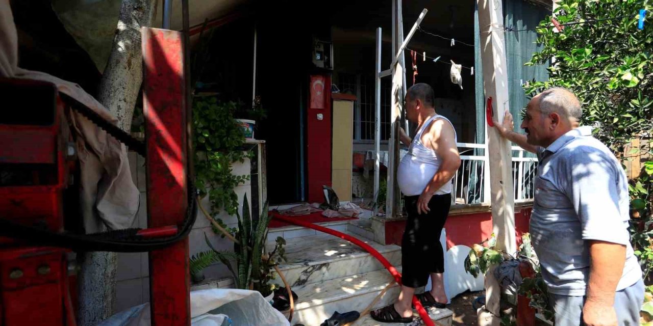 Evinde Yangın Çıkan Adam Söndürme Çalışmalarını Çaresiz Gözlerle İzledi