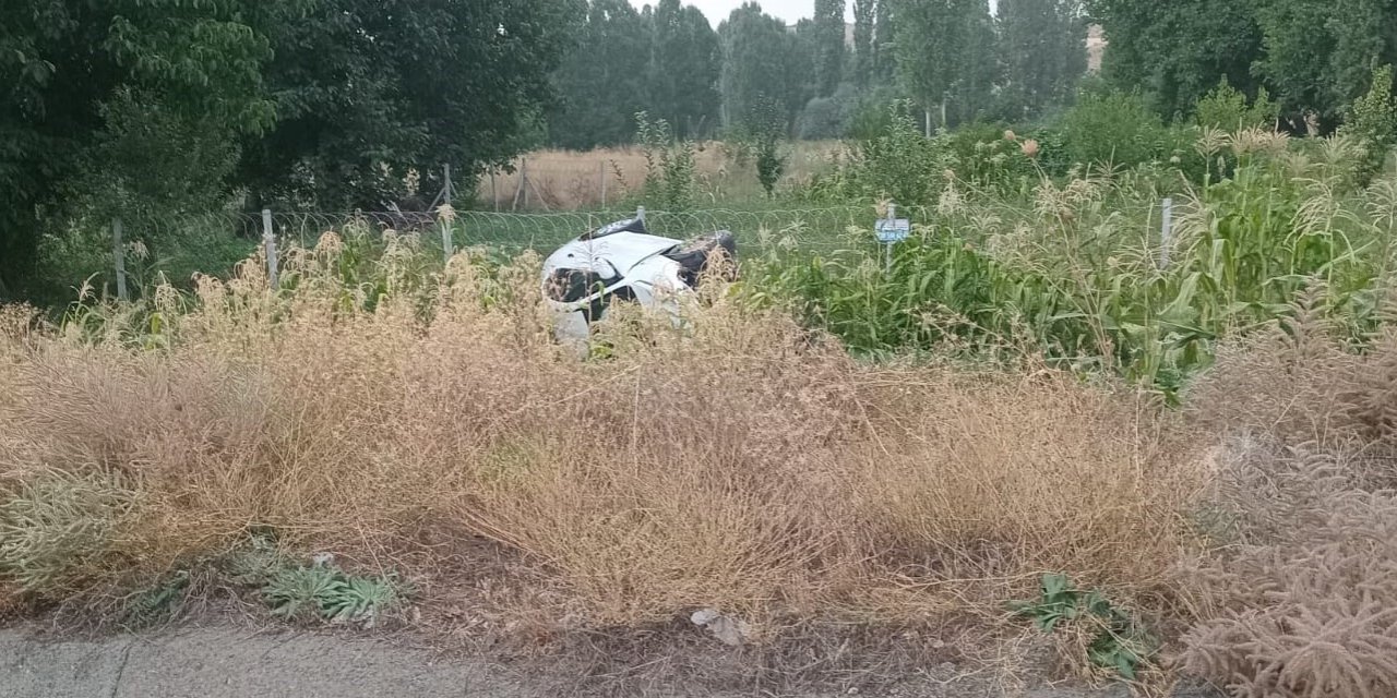 Otomobil Mısır Ekili Araziye Devrildi: 2 Yaralı