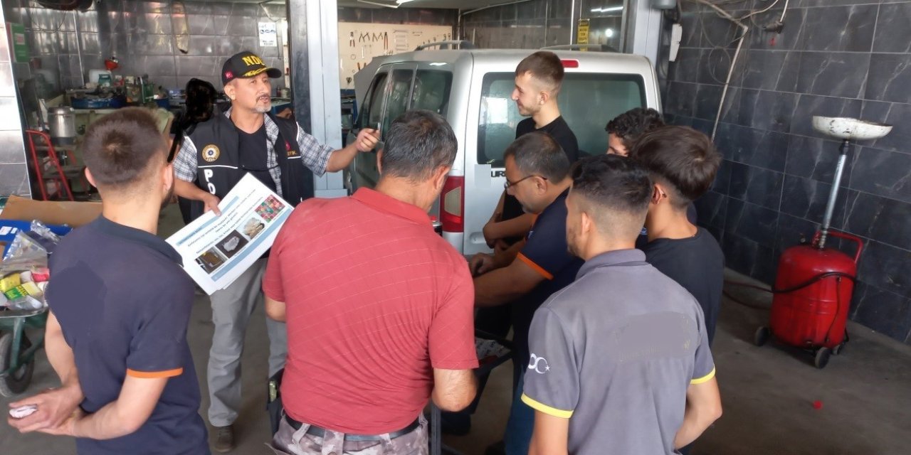 Narkotik Polisinden Vatandaşlara Bilgilendirme Çalışması