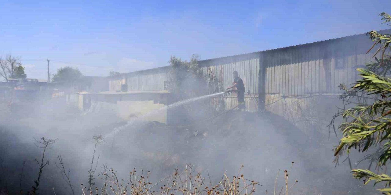 Boya Ve Mobilya Atölyelerine Yakın Noktada Çıkan Yangın Korkuttu