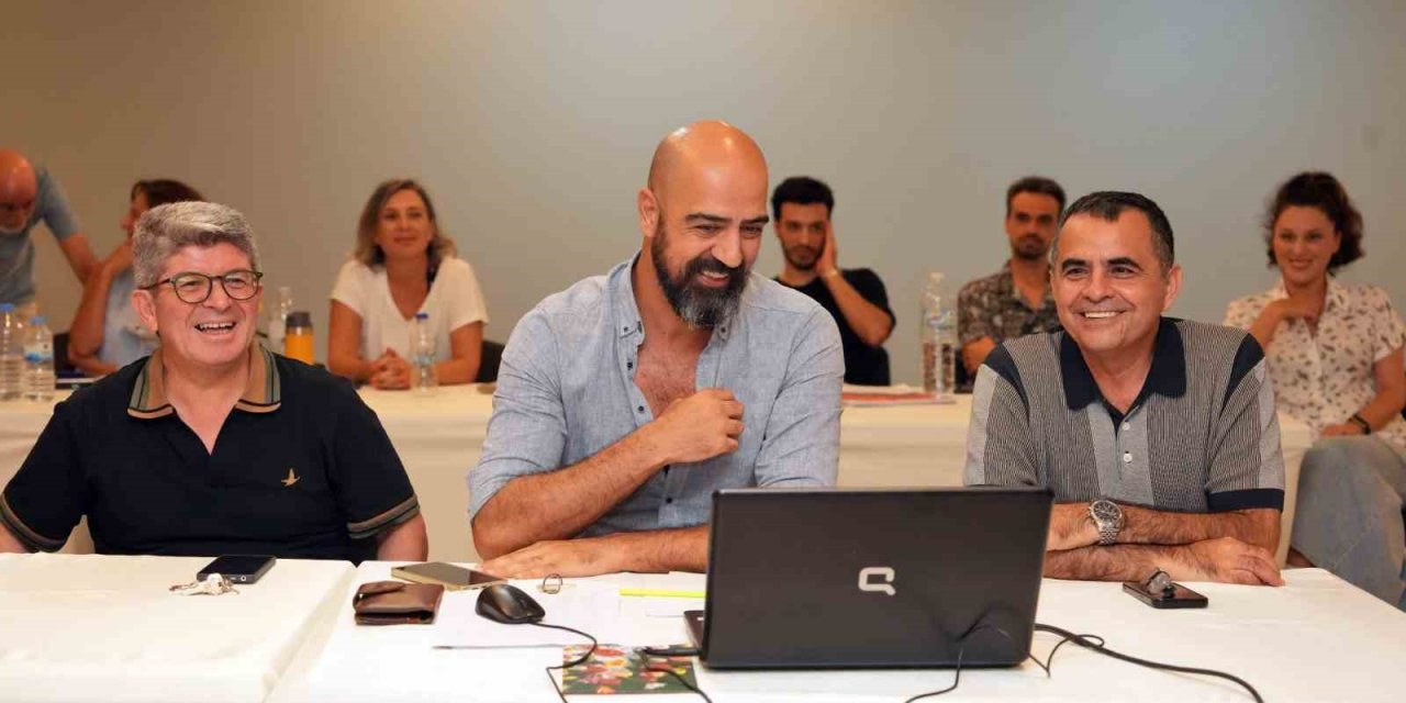 Alanya Belediye Tiyatrosu’ndan Yeni Sezonun İlk Prömiyeri: "palto"