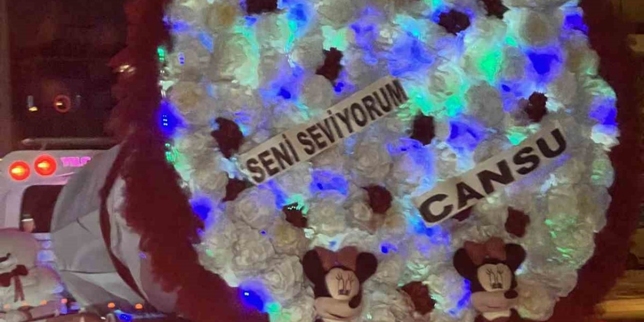 Çekici Üzerinde Otomobil Değil, Çiçek Dikkat Çekti