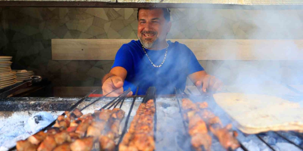 Gören Gözlerine İnanamadı, Denizin Ortasında Sup Üzerinde Mangal Yakıp Ciğer Pişirdi