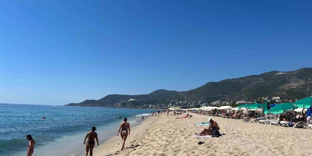 Alanya’da Eylül Ayında Plajlar Doldu