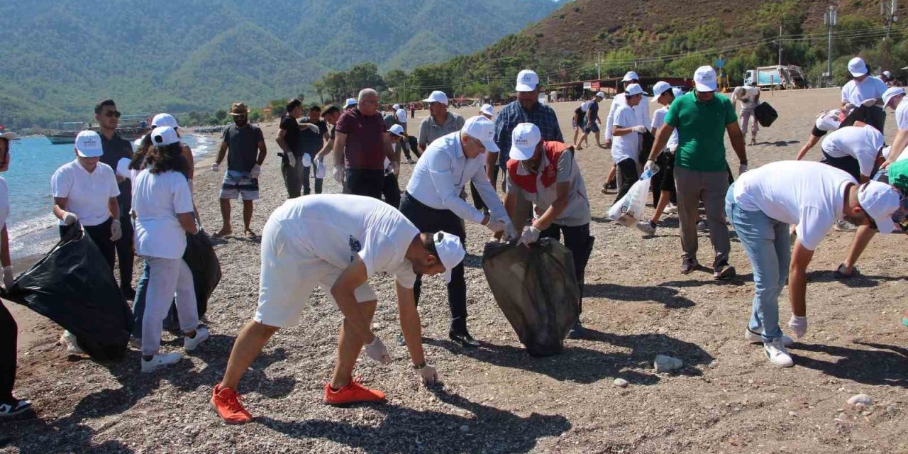 Adrasan’da Yaz Tatilinin Ardından Boş Kalan Plajı Temizlediler