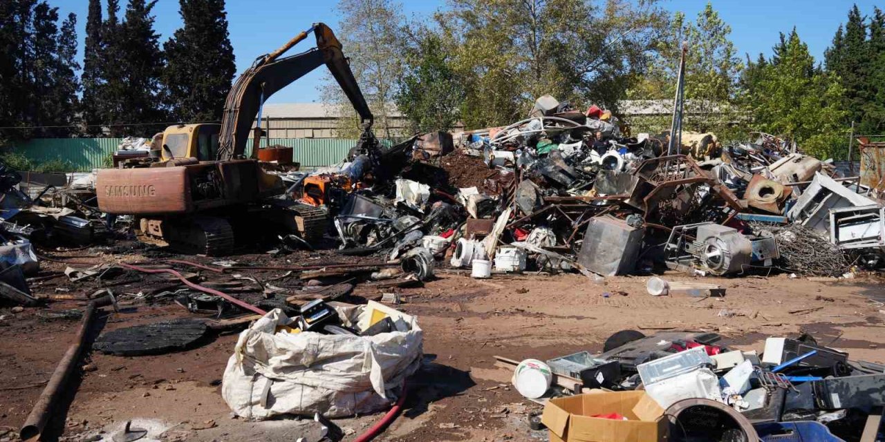 Antalya’da Hurdacıda Çıkan Yangın Söndürüldü