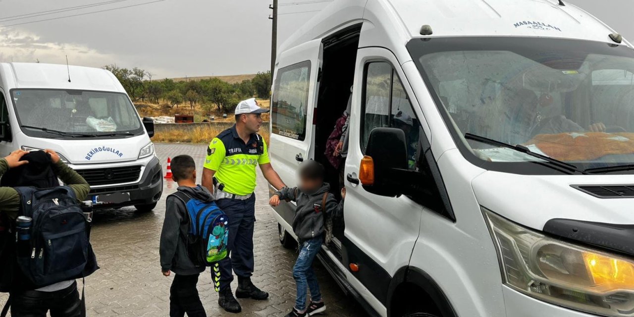 Trafik Jandarması Okul Servisi Denetimine Başladı