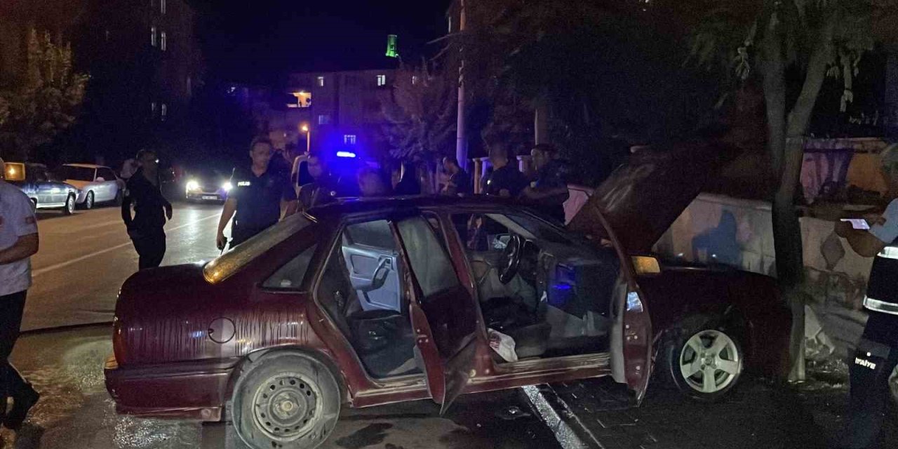 Karaman’da Park Halindeyken Hareket Eden Otomobil, Ağaca Çarparak Yandı