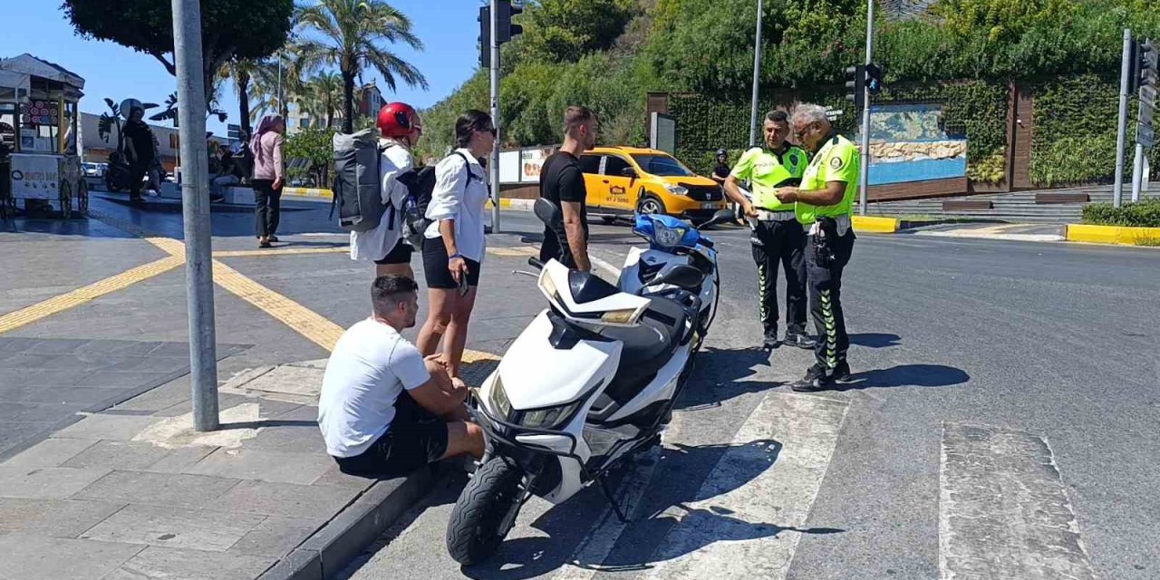 Avusturyalı Turistler Kiraladıkları Motosikletle Kaza Yaptı