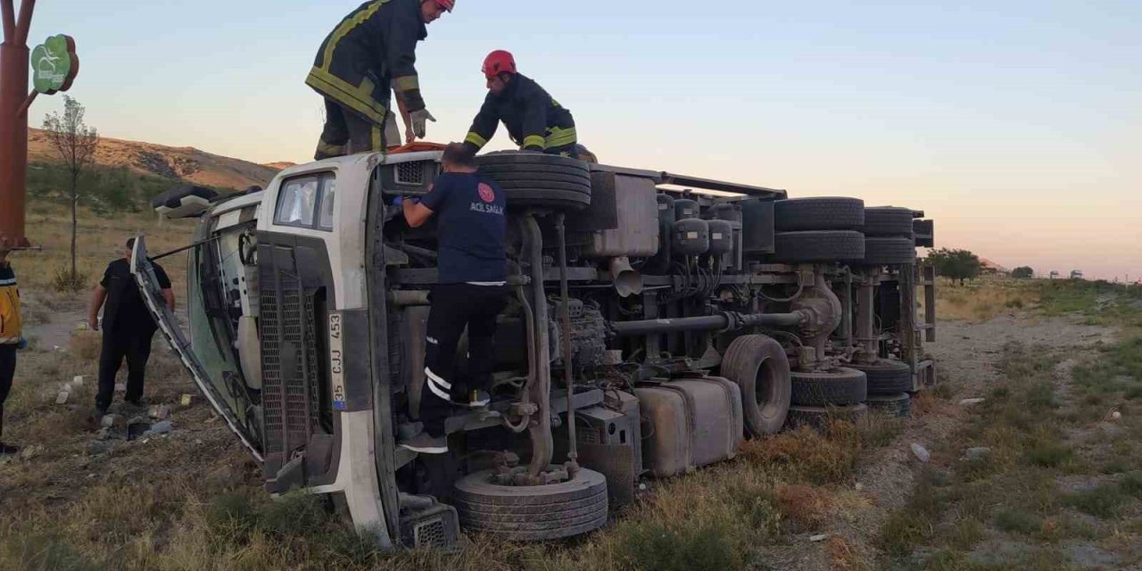 Karapınar’da Kamyon Devrildi: 2 Yaralı