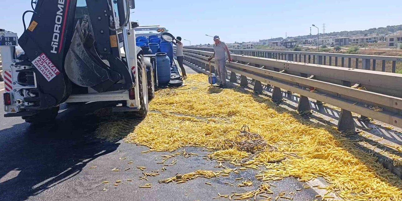 Kamyonet Bariyerlere Çarptı, Kilolarca Patates Yola Saçıldı