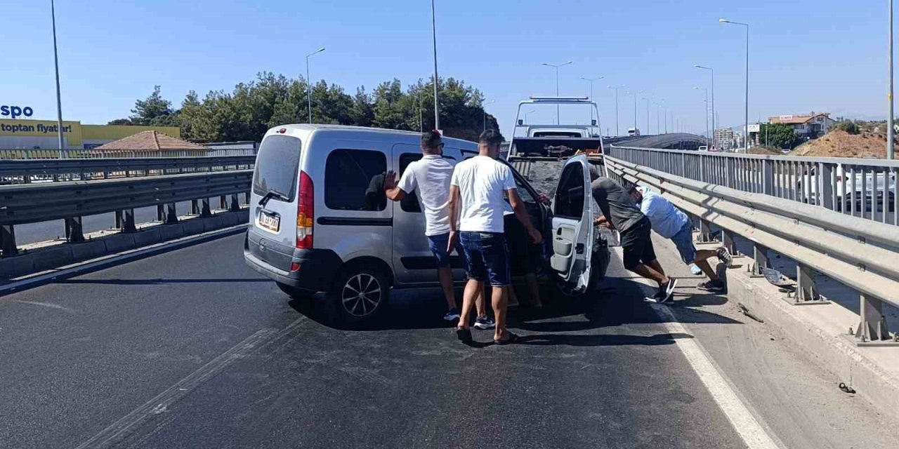 Bariyerlere Çarpıp Kaza Yapan Sürücü Kazayı Burnu Kanamadan Atlattı