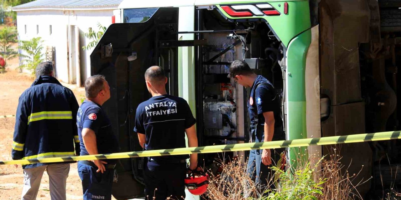 Antalya’da Sürücüsü Direksiyon Başında Rahatsızlanan Elektrikli Otobüs Devrildi, Sürücü Hayatını Kaybetti
