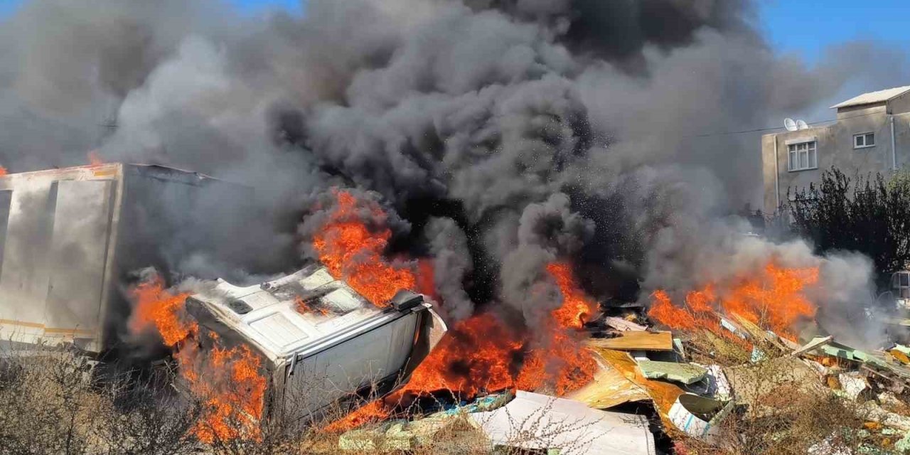 Hurda Araçların Alev Alev Yandığı Yangına Kova Ve Hortumlarla Müdahale Ettiler
